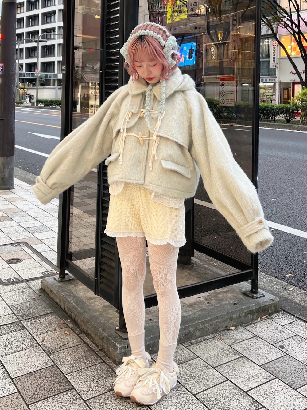 グリーン系のダッフルコート、ホワイト系のその他パンツ、ホワイト系のシャツ/ブラウスを着用したレディースの秋コーディネートの3枚目の写真