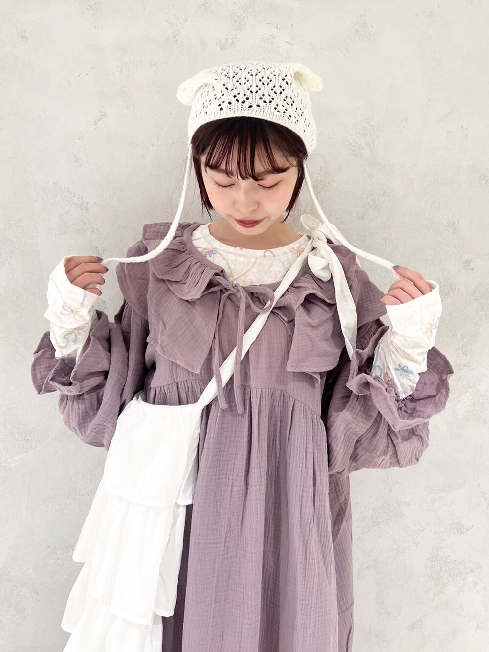 ホワイト系のTシャツ/カットソー、ホワイト系のトートバッグ、ホワイト系のスリッポンを着用したレディースの秋コーディネートの6枚目の写真