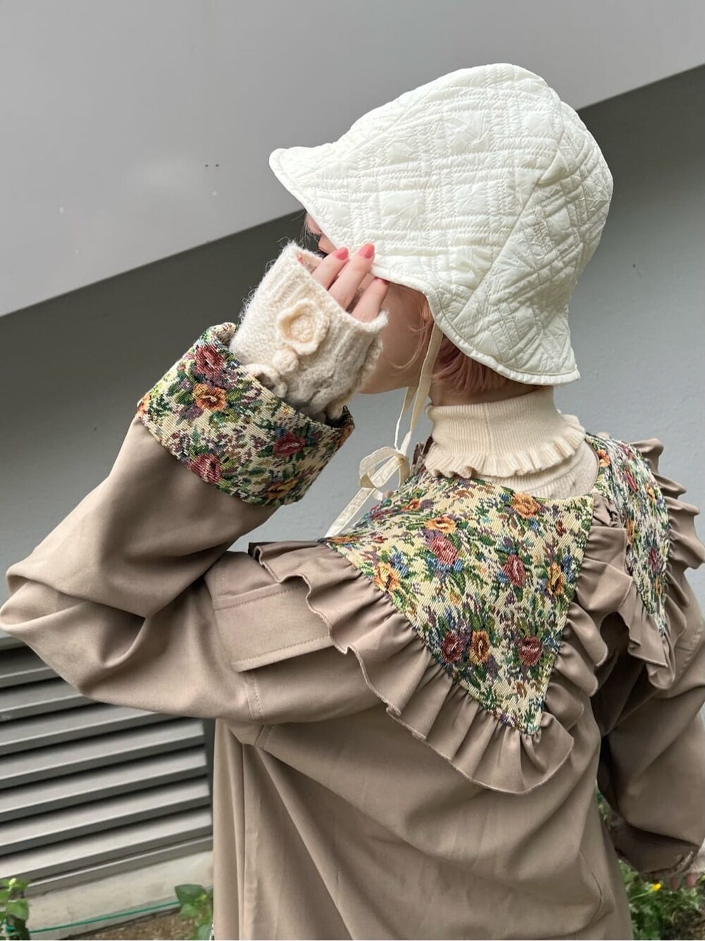 ホワイト系のブーツ、パープル系のスカート、ホワイト系のニット/セーターを着用したレディースの秋コーディネートの6枚目の写真