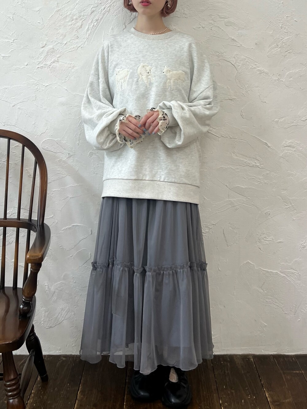 グレー系のスウェット、グレー系のワンピース、ホワイト系のTシャツ/カットソーを着用したレディースの夏コーディネートの4枚目の写真