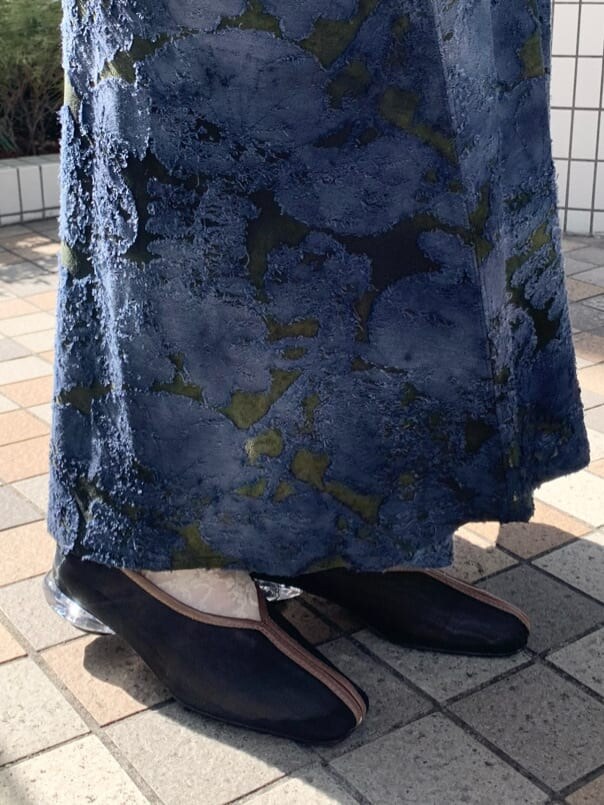 ブラック系のカーディガン/ボレロ、ブラック系のパンプス、ブルー系のワンピースを着用したレディースの冬コーディネートの7枚目の写真