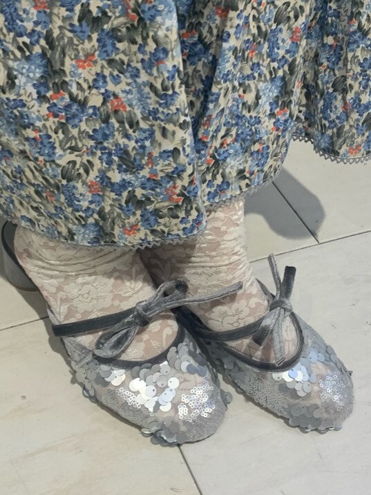 シルバー系のその他シューズ、ブルー系のTシャツ/カットソーを着用したレディースの春コーディネートの4枚目の写真