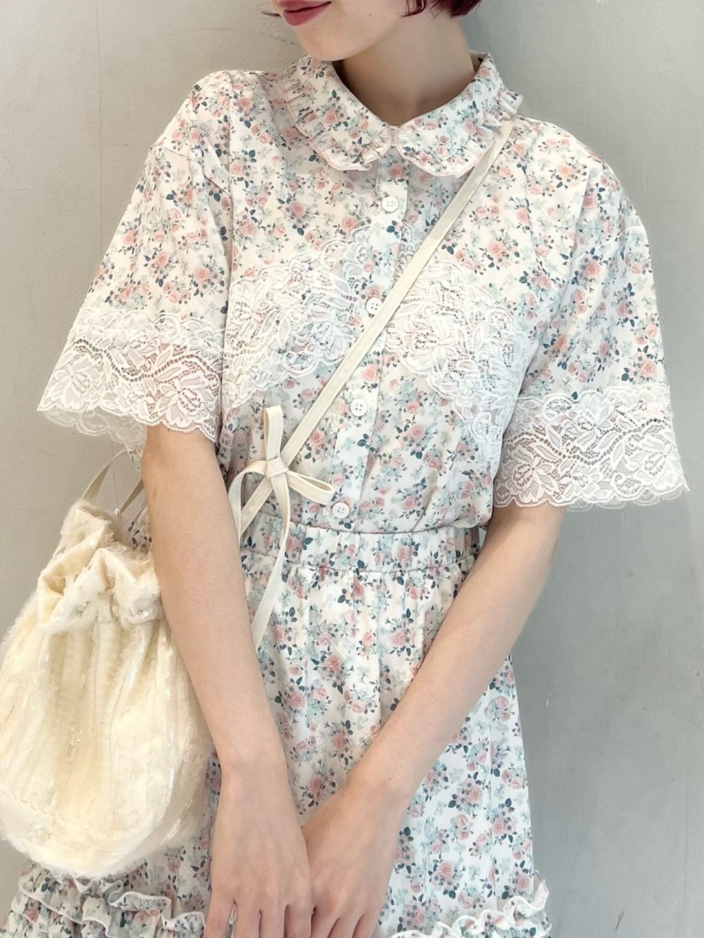 ピンク系のシャツ/ブラウス、ピンク系のスカート、ホワイト系のショルダーバッグを着用したレディースの春コーディネートの7枚目の写真