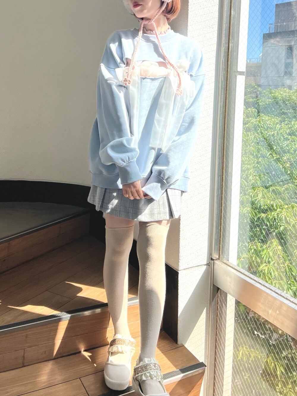 ブルー系のスウェット、グレー系のスカート、ピンク系のニット/セーターを着用したレディースの夏コーディネートの6枚目の写真