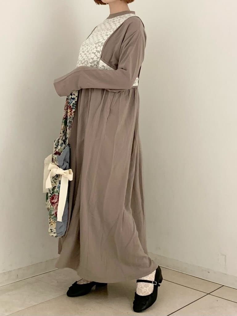 ベージュ系のワンピース、ブラック系のパンプス、ホワイト系のトートバッグを着用したレディースの夏コーディネートの2枚目の写真