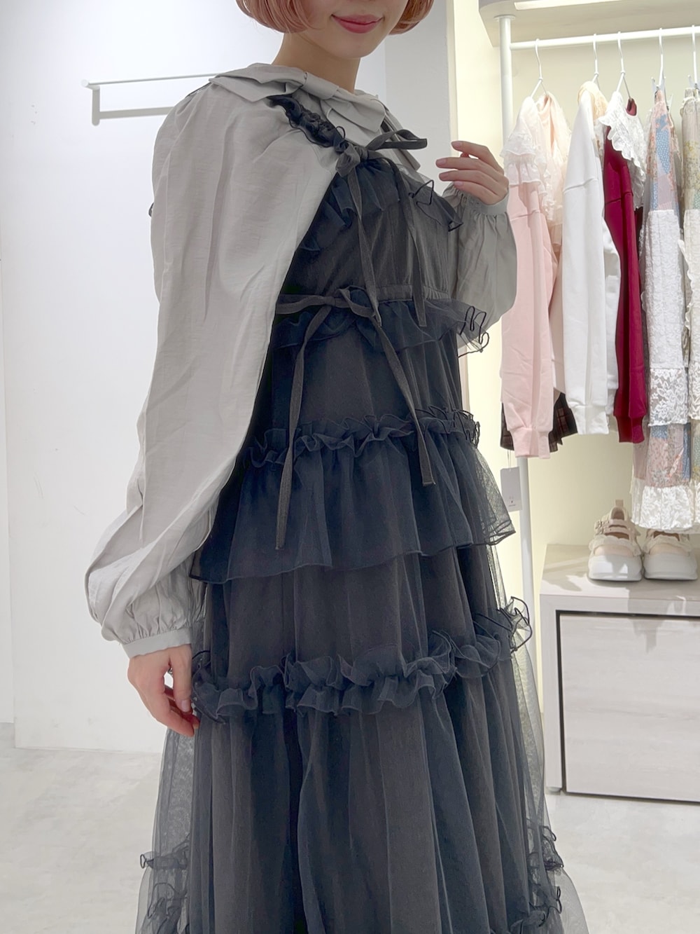 グレー系のシャツ/ブラウス、グレー系のワンピース、ブラック系のトートバッグを着用したレディースの秋コーディネートの7枚目の写真