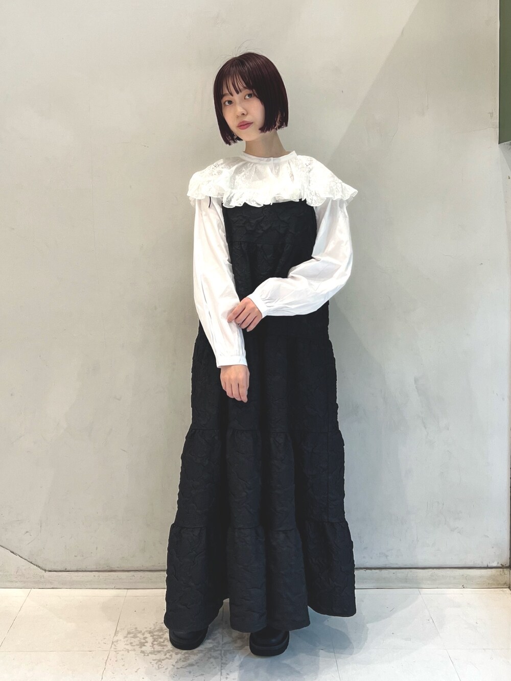 ホワイト系のシャツ/ブラウス、ブラック系のワンピース、ブラック系のブーツを着用したレディースの夏コーディネートの4枚目の写真