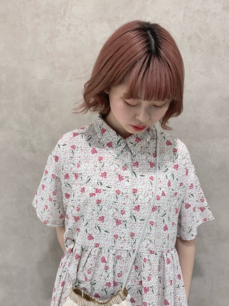 ホワイト系のその他シューズ、ホワイト系のワンピース、ホワイト系のその他パンツを着用したレディースの春コーディネートの2枚目の写真