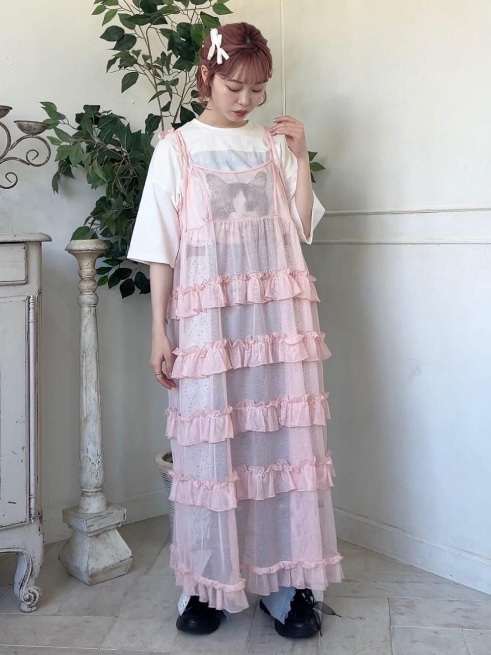 ブルー系のデニムパンツ、ブラック系のスニーカー、ピンク系のワンピースを着用したレディースの夏コーディネートの3枚目の写真