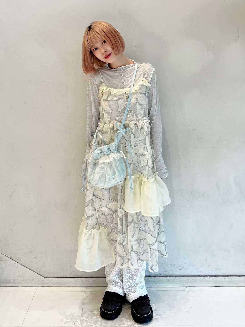 グレー系のTシャツ/カットソー、グリーン系のワンピース、ブルー系のショルダーバッグを着用したレディースの夏コーディネートの5枚目の写真