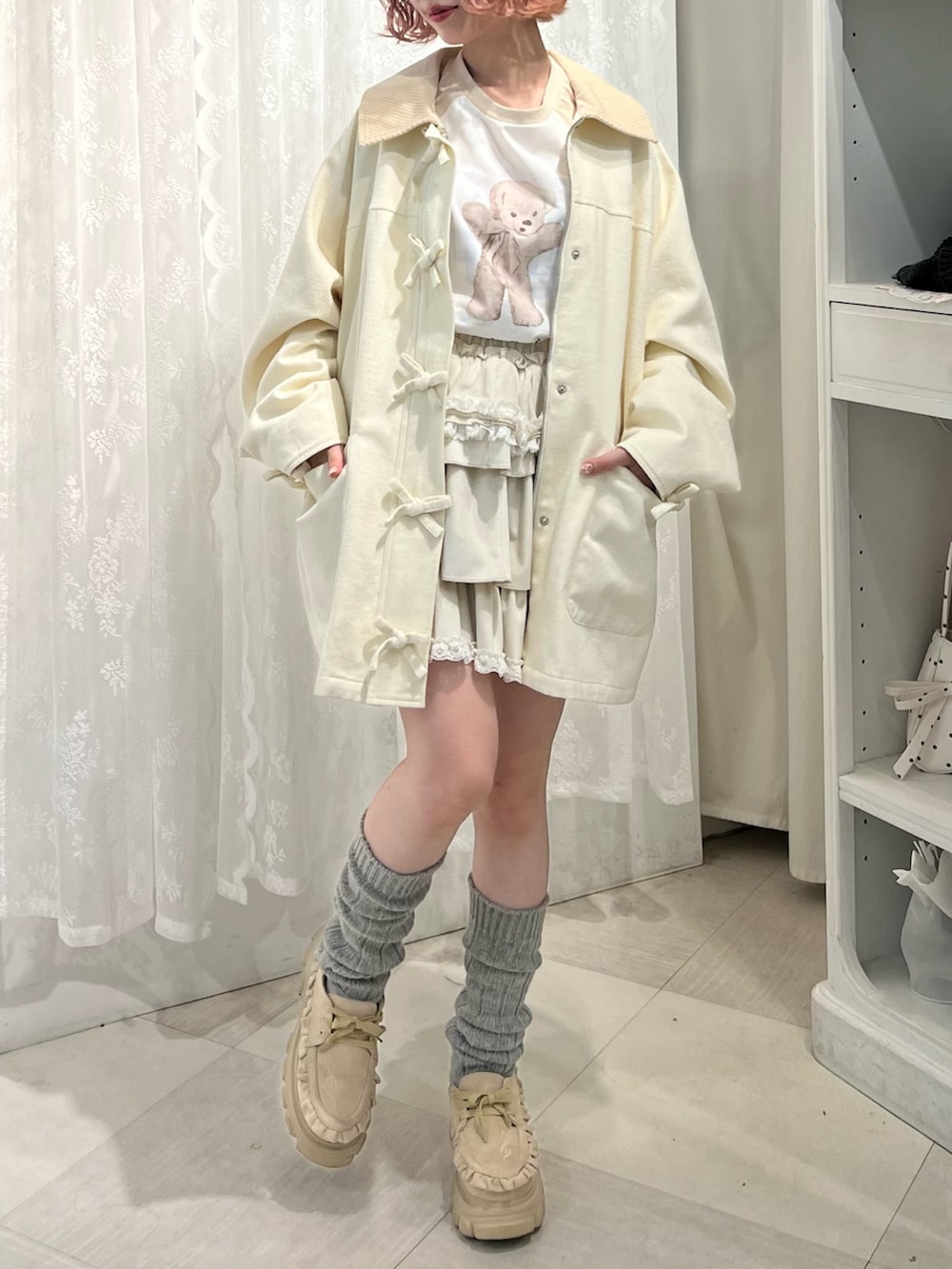 イエロー系のTシャツ/カットソー、ホワイト系のブルゾン、ホワイト系のスカートを着用したレディースの夏コーディネートの2枚目の写真