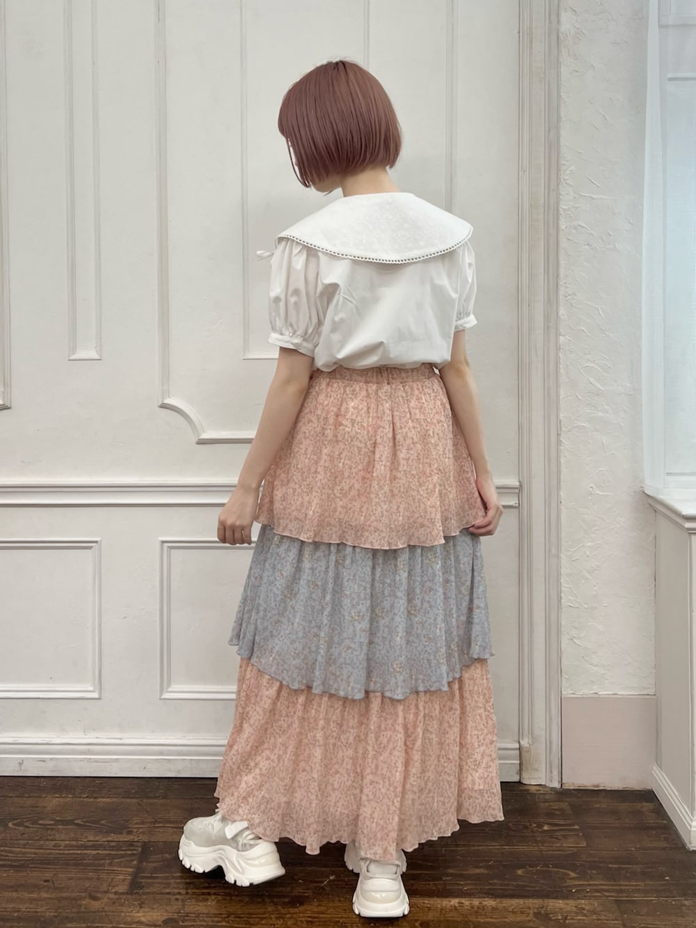 ホワイト系のシャツ/ブラウス、ピンク系のスカート、ホワイト系のスニーカーを着用したレディースの夏コーディネートの4枚目の写真