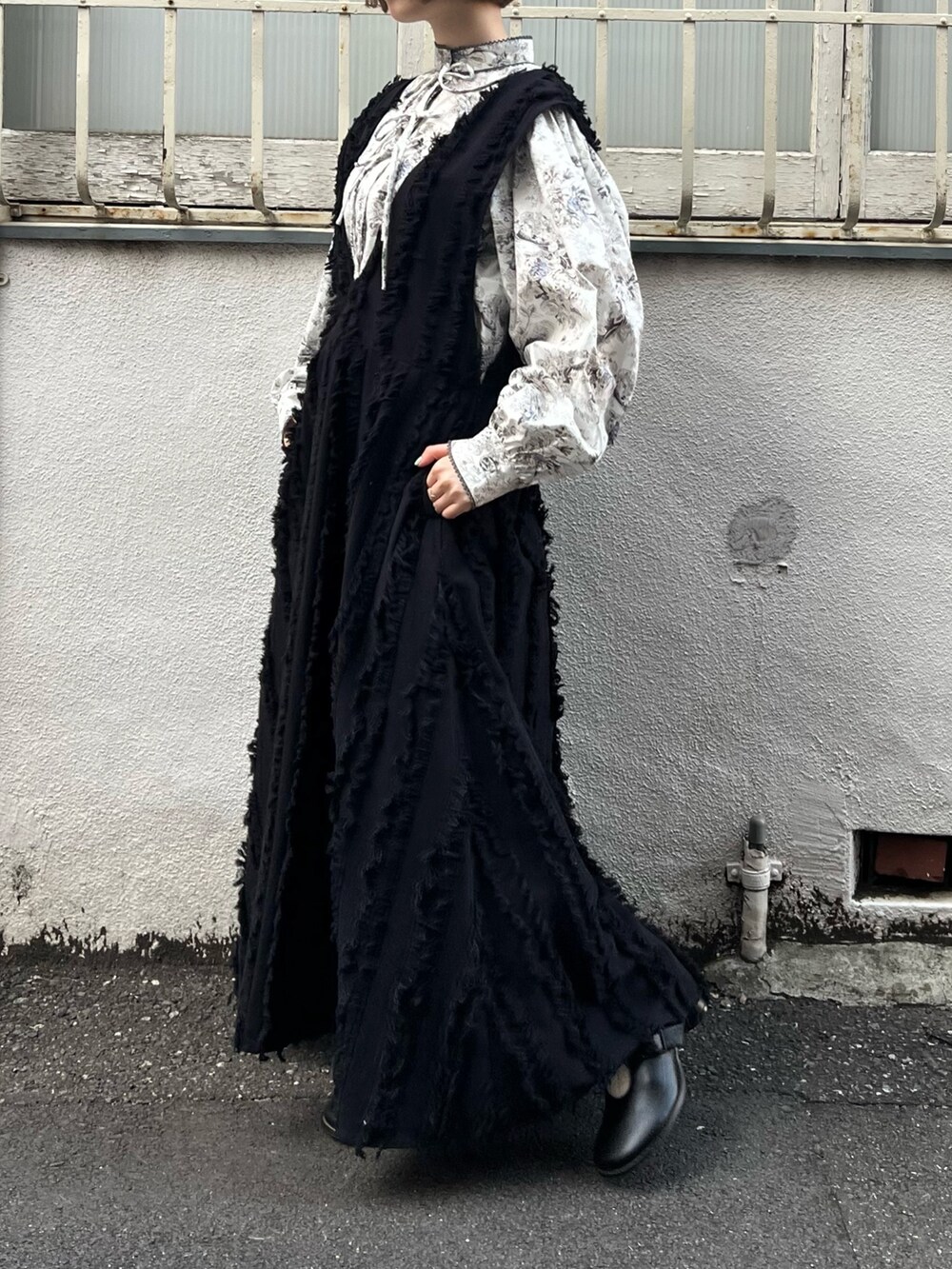 グレー系のシャツ/ブラウス、ブラック系のワンピース、ブラック系のブーツを着用したレディースの秋コーディネートの7枚目の写真