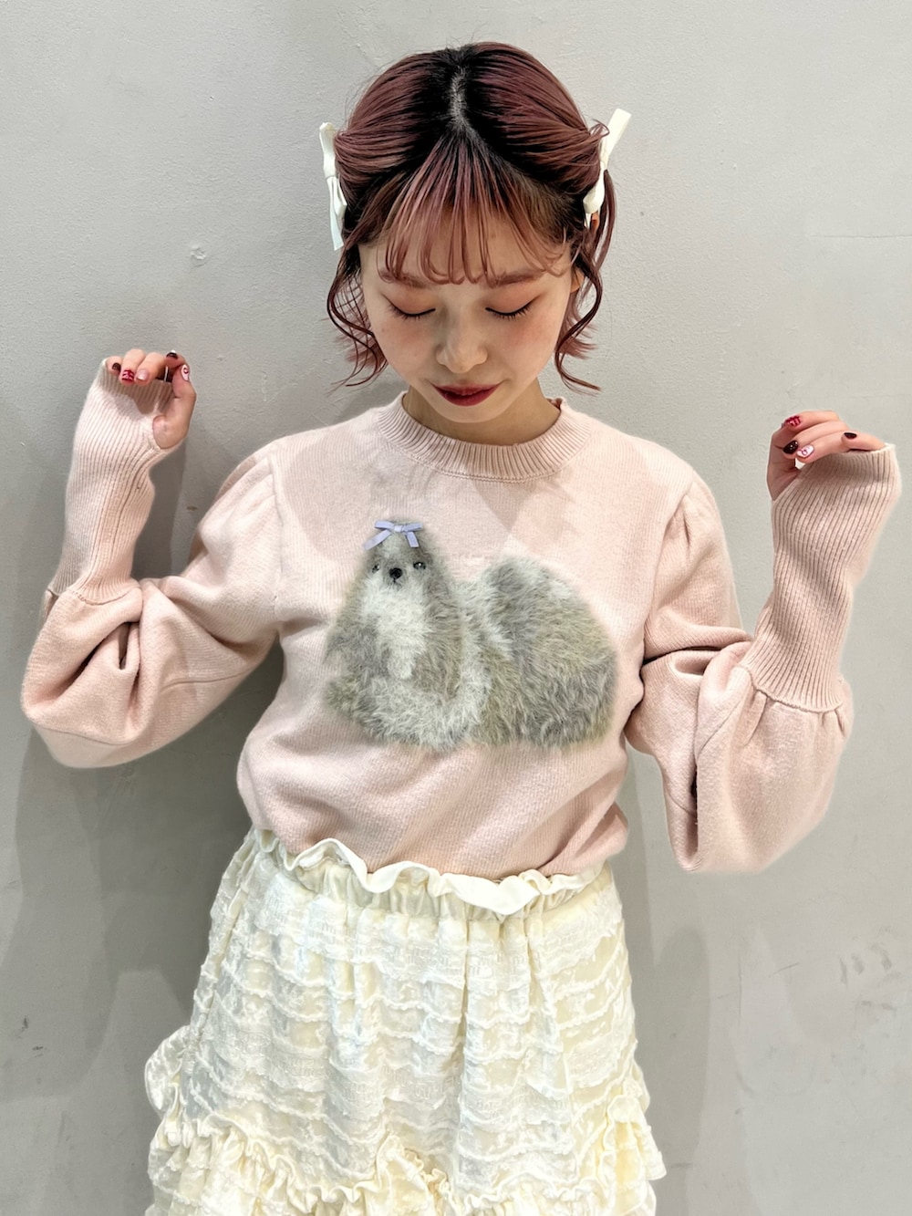 ホワイト系のブルゾン、ピンク系のショルダーバッグ、ホワイト系のスカートを着用したレディースの冬コーディネートの9枚目の写真