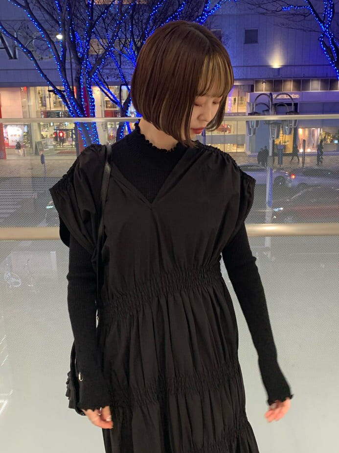 ブラック系のブーツ、ブラック系のニット/セーター、ブラック系のワンピースを着用したレディースの冬コーディネートの4枚目の写真