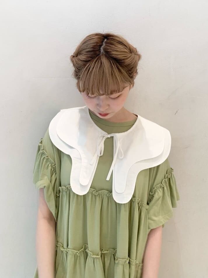 ホワイト系のサンダル、グリーン系のワンピース、ホワイト系の付け襟を着用したレディースの春コーディネートの6枚目の写真