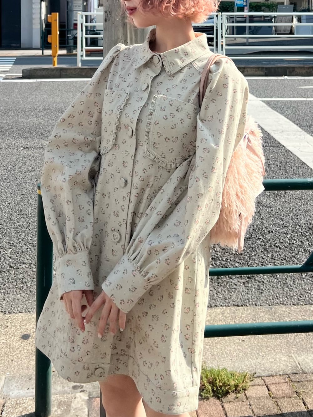 グリーン系のワンピース、ブラック系のブーツ、ピンク系のボストンバッグを着用したレディースの夏コーディネートの7枚目の写真