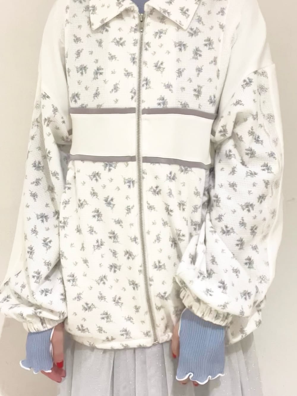 ブルー系のジャージ、ブルー系のTシャツ/カットソー、ホワイト系のショルダーバッグを着用したレディースの春コーディネートの8枚目の写真