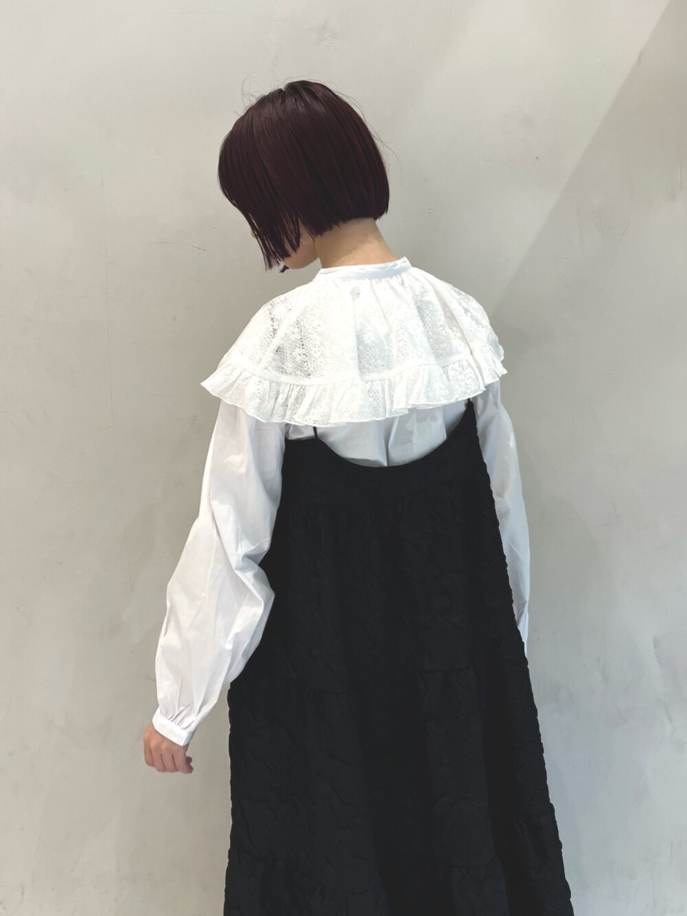 ホワイト系のシャツ/ブラウス、ブラック系のワンピース、ブラック系のブーツを着用したレディースの夏コーディネートの8枚目の写真
