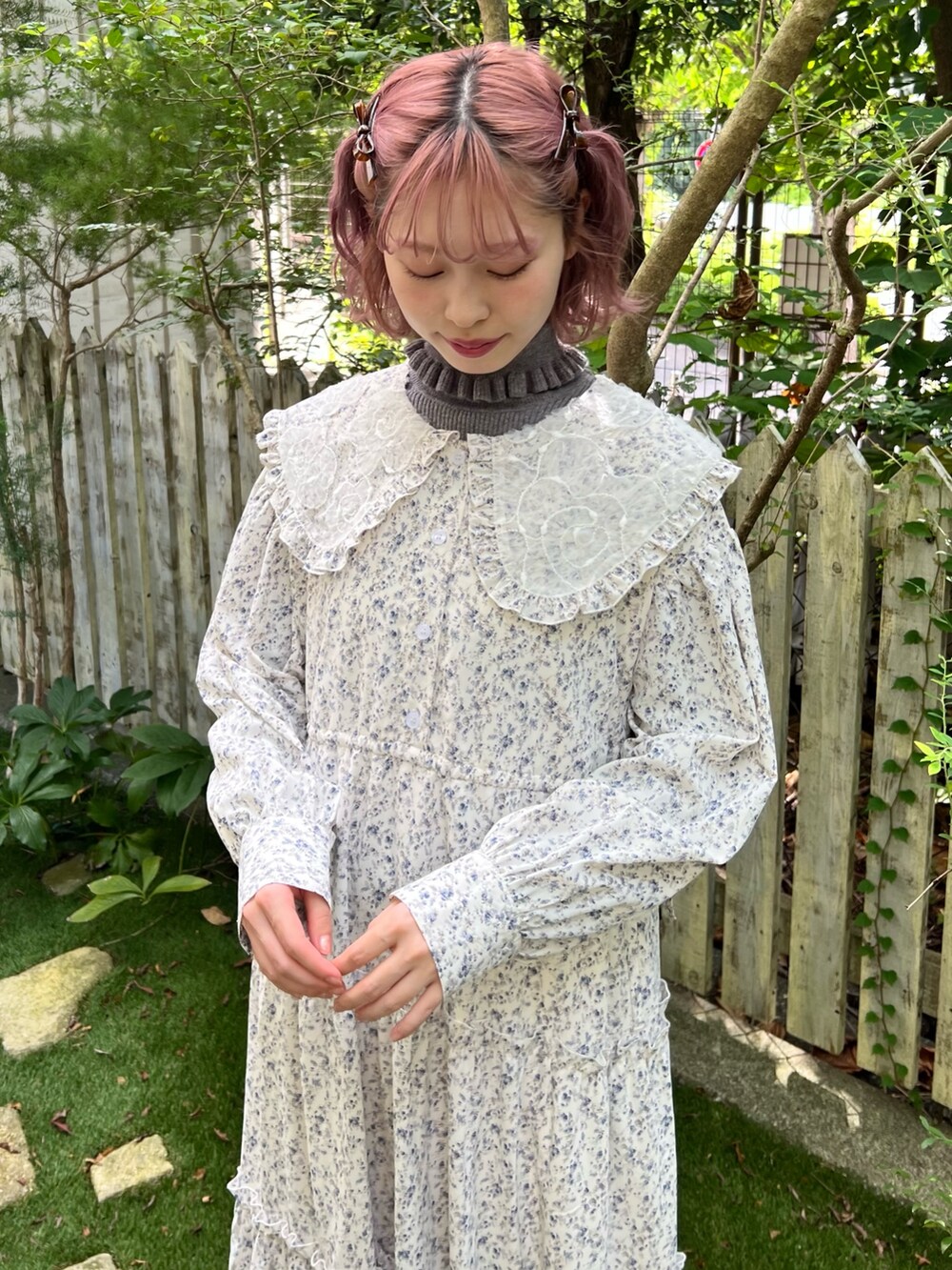 ホワイト系のワンピース、グレー系のニット/セーター、ブラック系のスニーカーを着用したレディースの秋コーディネートの5枚目の写真