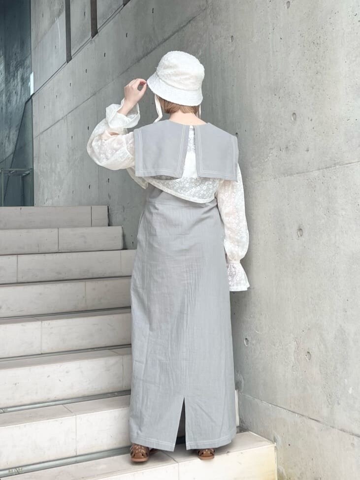 オレンジ系のパンプス、グリーン系のワンピース、ホワイト系のシャツ/ブラウスを着用したレディースの夏コーディネートの6枚目の写真