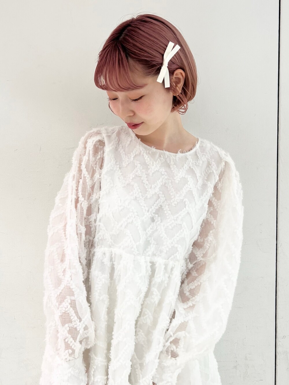 ホワイト系のスニーカー、ホワイト系のワンピースを着用したレディースの春コーディネートの5枚目の写真