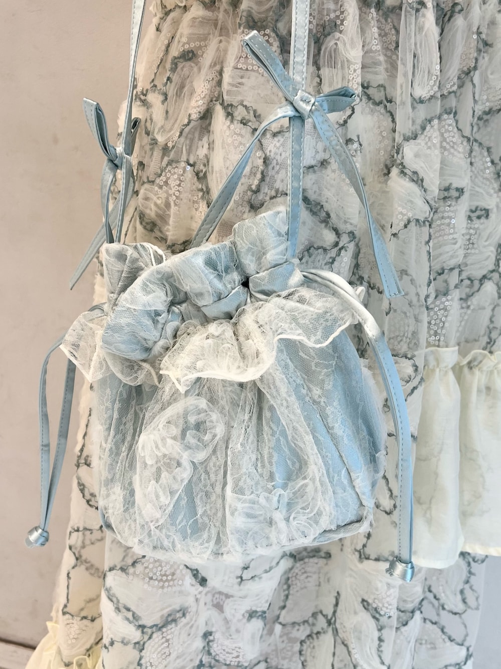 グレー系のTシャツ/カットソー、グリーン系のワンピース、ブルー系のショルダーバッグを着用したレディースの夏コーディネートの10枚目の写真