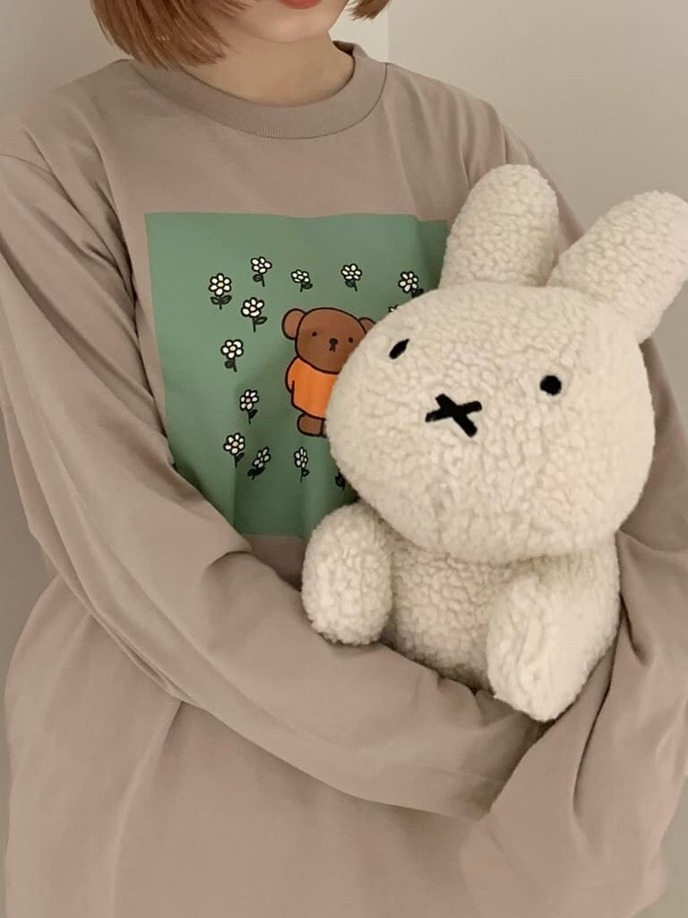 グリーン系のその他パンツ、ホワイト系のスニーカー、ホワイト系のハンドバッグを着用したレディースの夏コーディネートの5枚目の写真