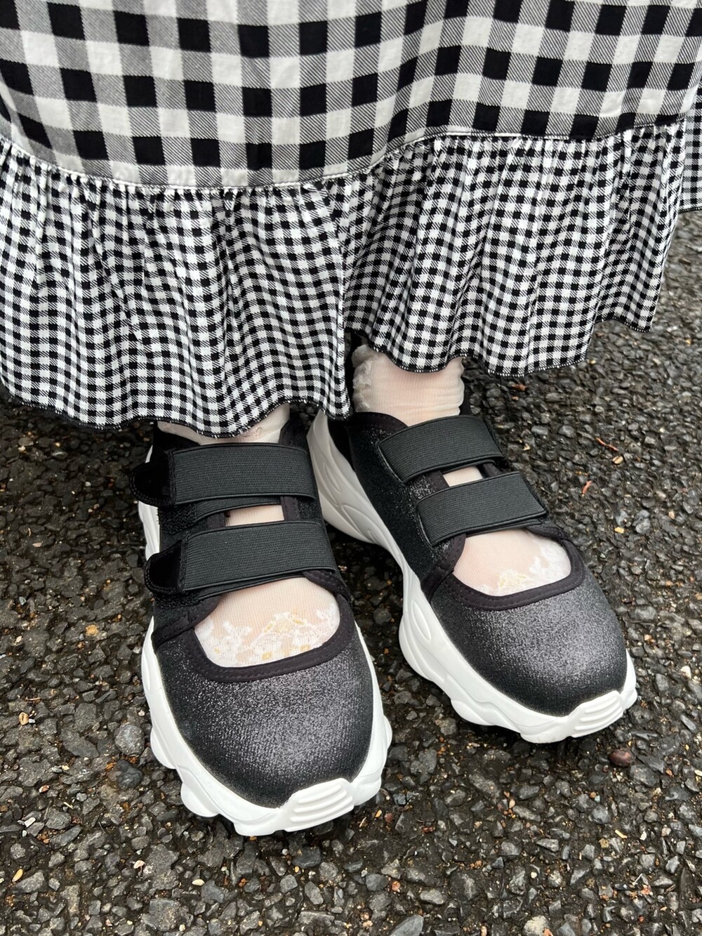 その他のワンピース、ホワイト系のシャツ/ブラウス、ブラック系のスニーカーを着用したレディースの春コーディネートの8枚目の写真