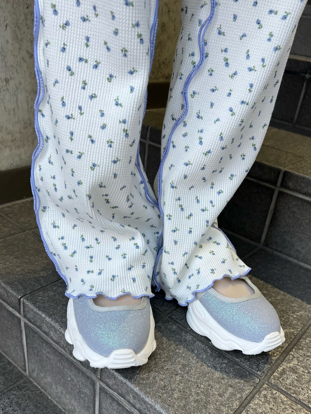 ホワイト系のトートバッグ、ブルー系のスニーカー、ブルー系のその他パンツを着用したレディースの春コーディネートの6枚目の写真