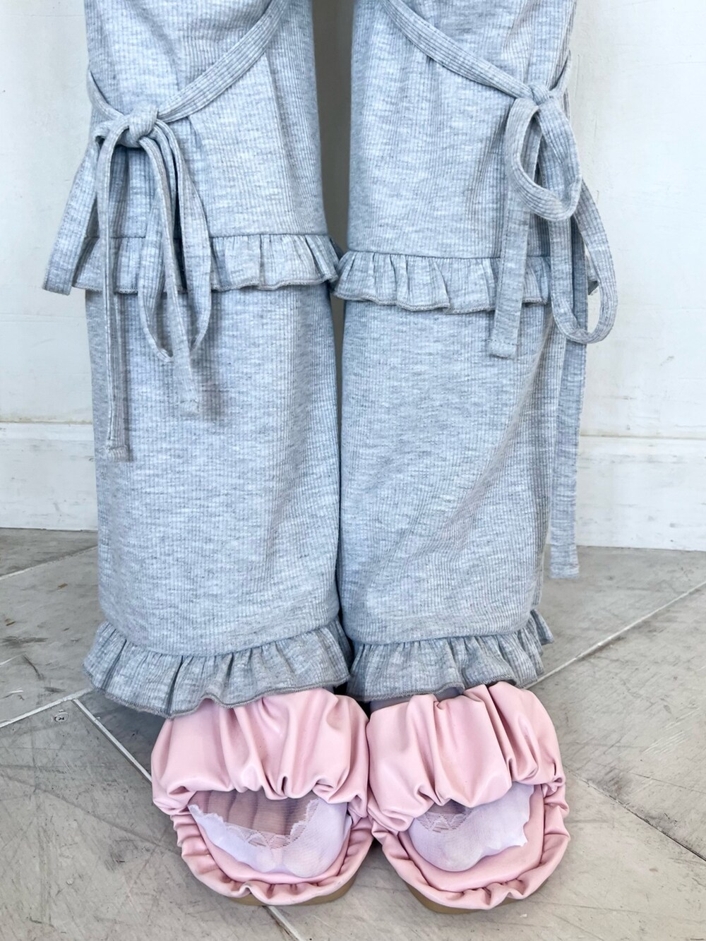 ピンク系のサンダル、グレー系のスウェットパンツ、ホワイト系のスカートを着用したレディースの春コーディネートの10枚目の写真