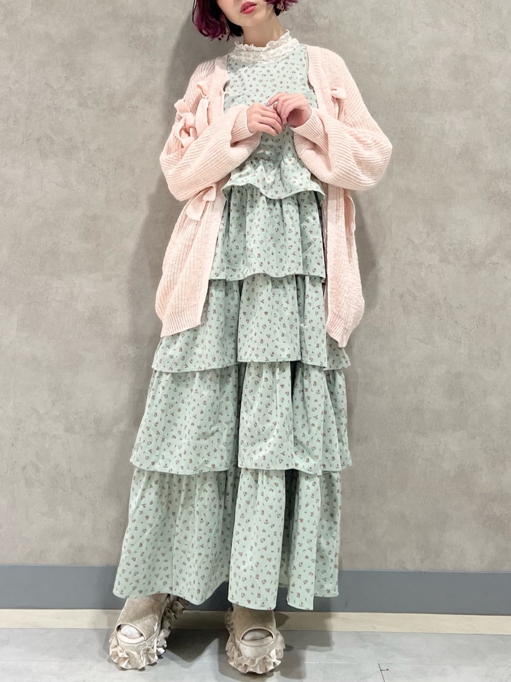 ホワイト系のTシャツ/カットソー、ピンク系のカーディガン/ボレロ、グリーン系のジャンパースカートを着用したレディースの秋コーディネートの3枚目の写真