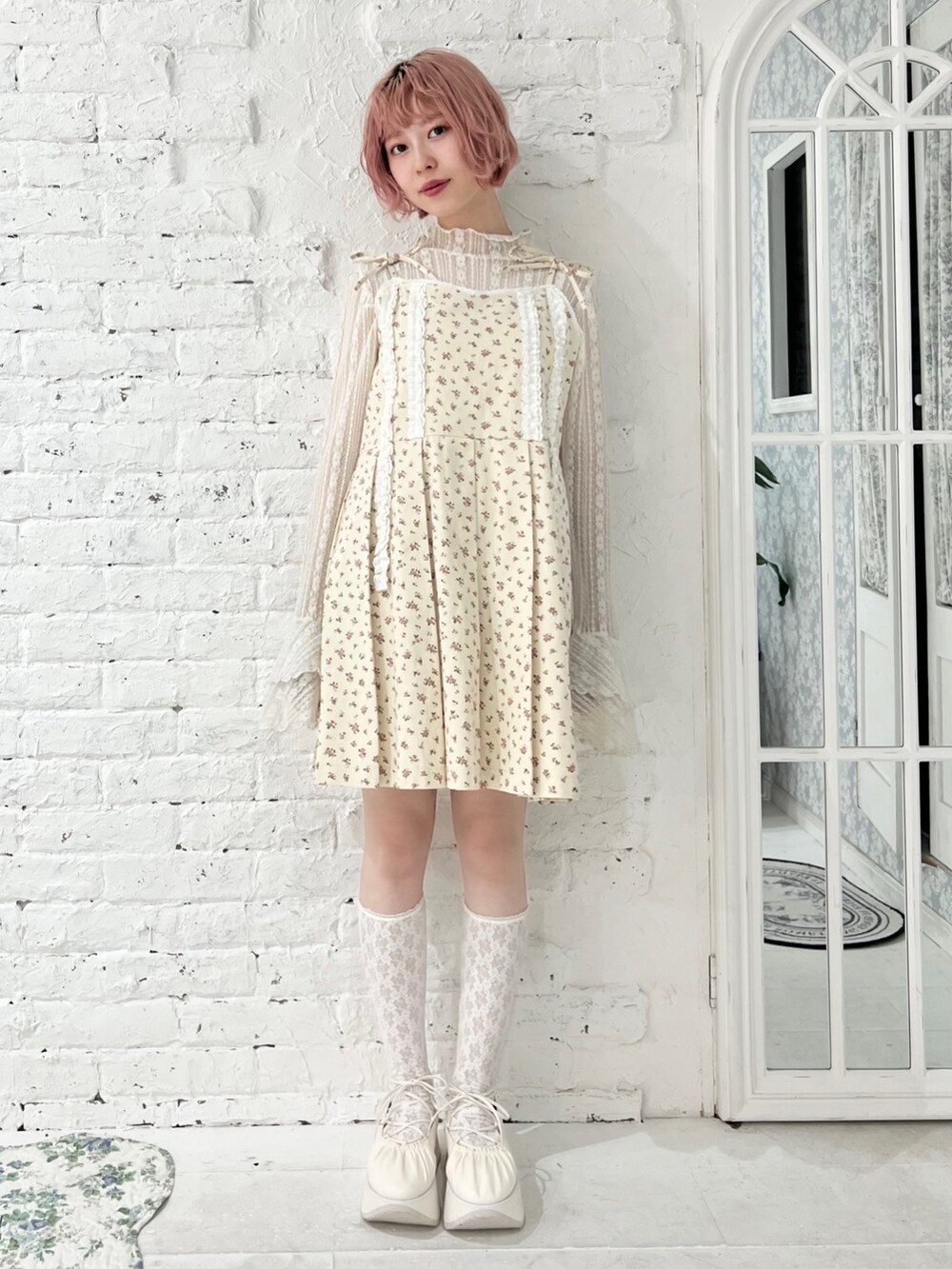 ホワイト系のワンピース、ホワイト系のTシャツ/カットソー、ホワイト系のバレエシューズを着用したレディースの冬コーディネートの3枚目の写真