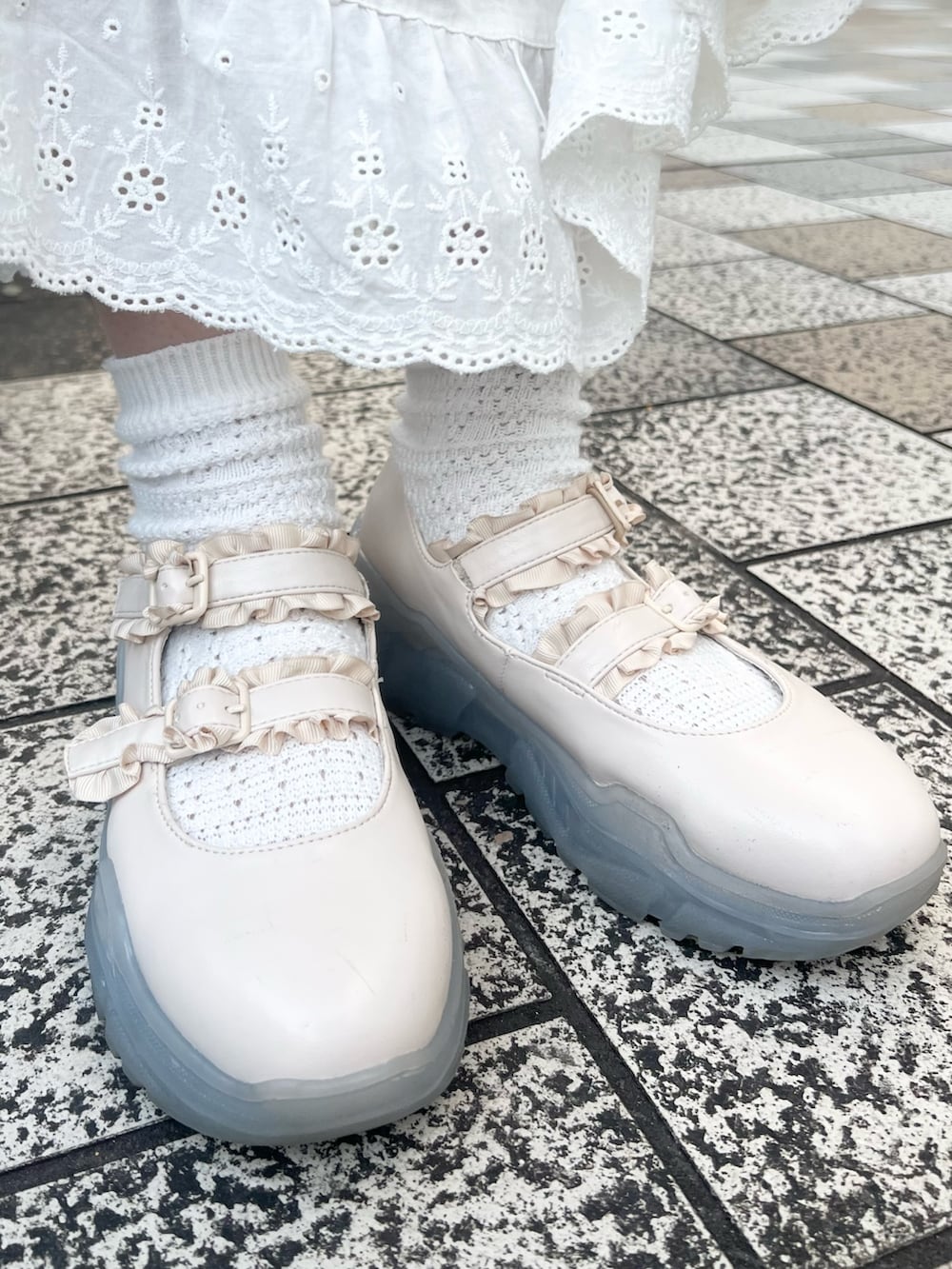 ピンク系のショルダーバッグ、ホワイト系のスニーカー、ホワイト系のワンピースを着用したレディースの春コーディネートの9枚目の写真