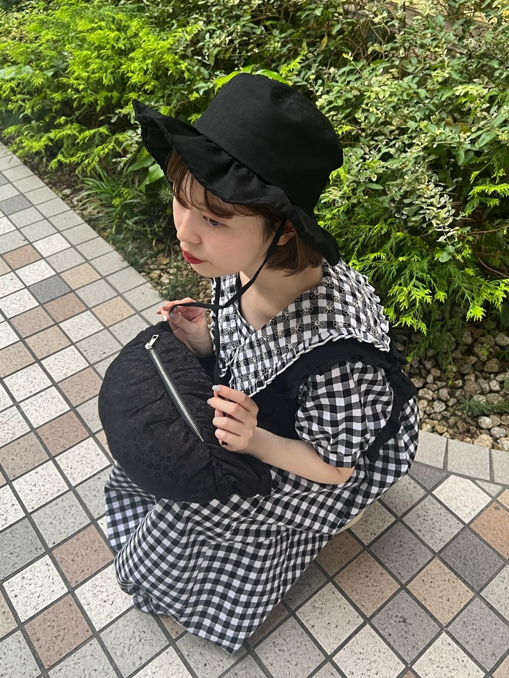 ブラック系のベスト、ブラック系のサンダル、ブラック系のワンピースを着用したレディースの夏コーディネートの9枚目の写真