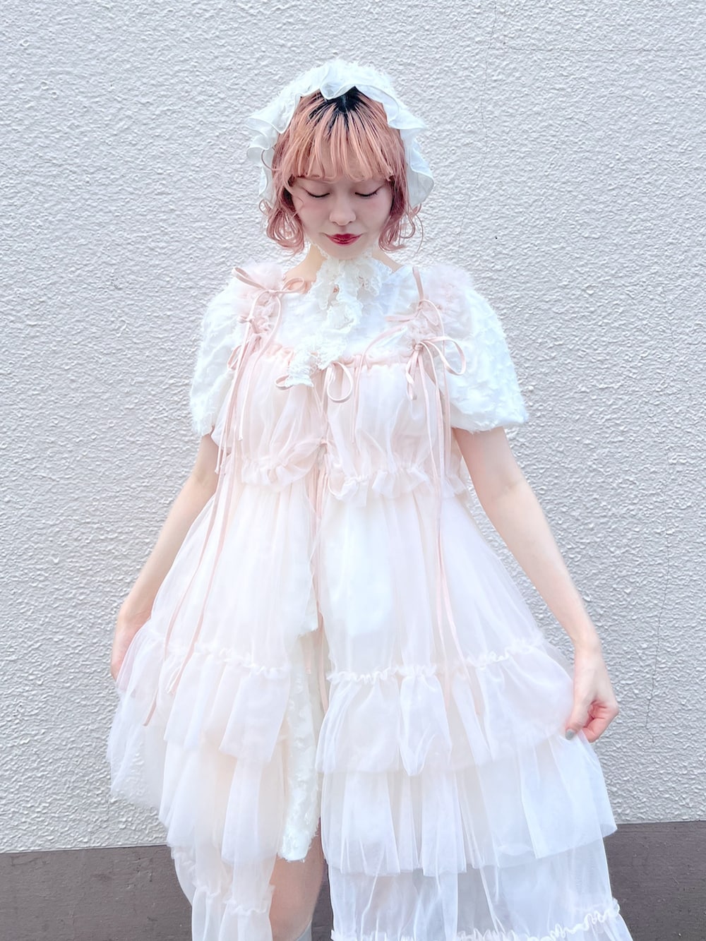 ホワイト系のワンピース、ピンク系のワンピース、ホワイト系のスニーカーを着用したレディースの夏コーディネートの5枚目の写真