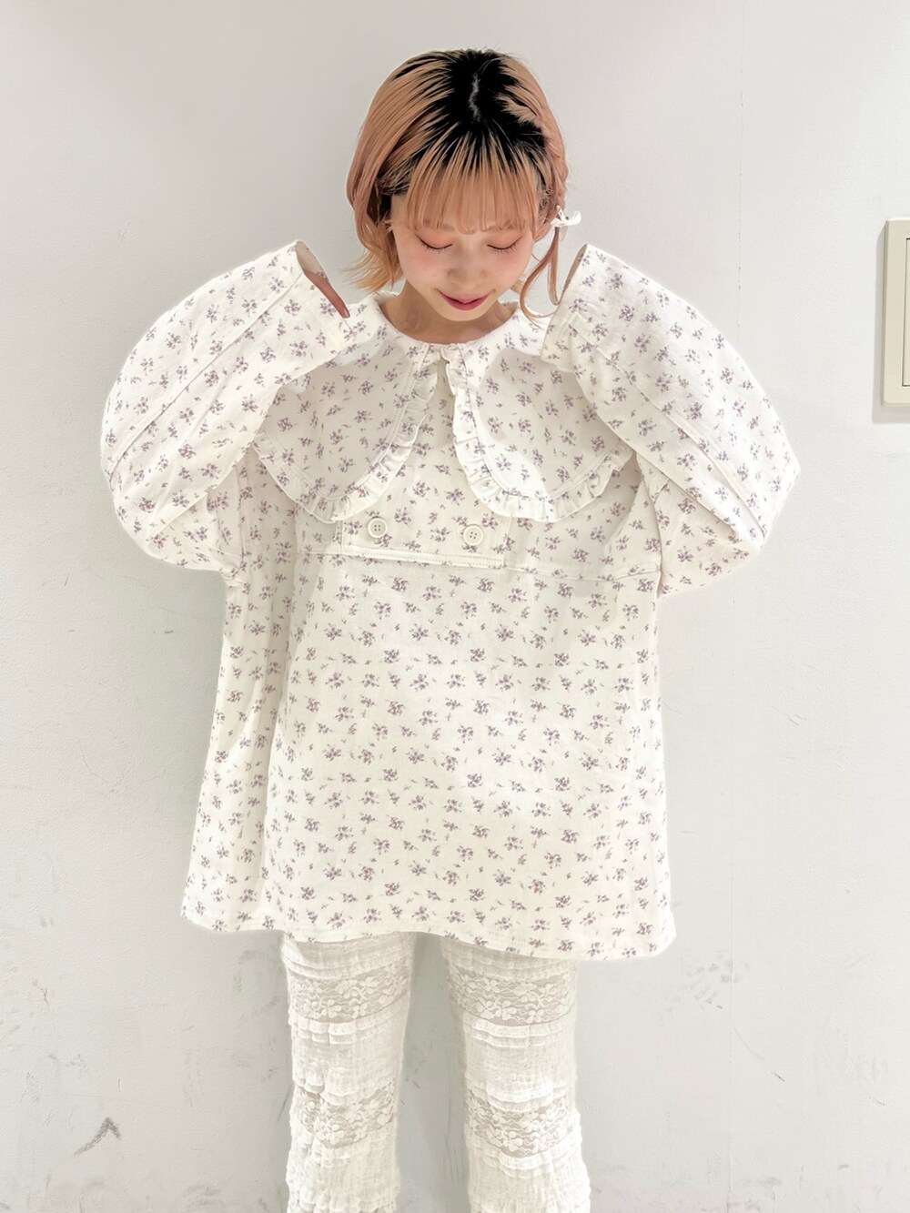 ホワイト系のデニムジャケット、ホワイト系のスラックス、ホワイト系のスニーカーを着用したレディースの秋コーディネートの7枚目の写真