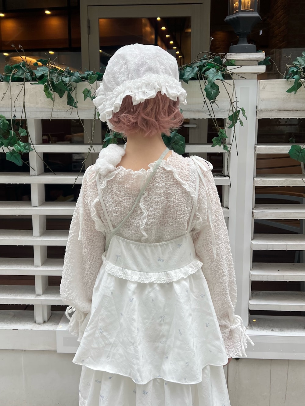 ホワイト系のワンピース、ホワイト系のTシャツ/カットソー、ホワイト系のトートバッグを着用したレディースの冬コーディネートの9枚目の写真