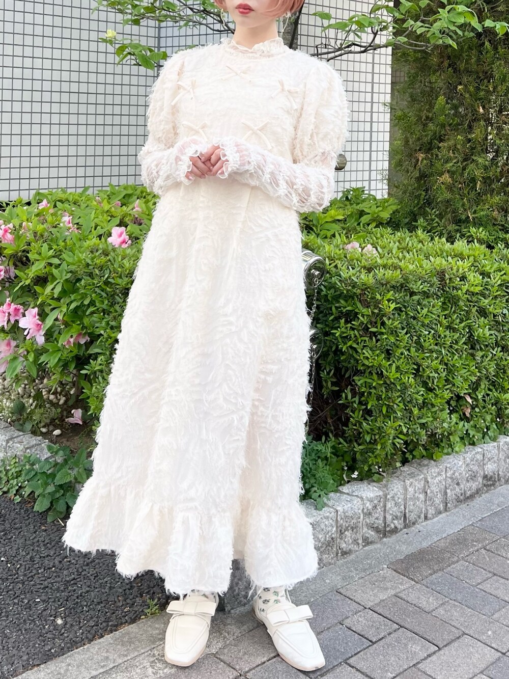 ホワイト系のワンピース、ホワイト系のTシャツ/カットソー、ホワイト系のローファーを着用したレディースの夏コーディネートの4枚目の写真