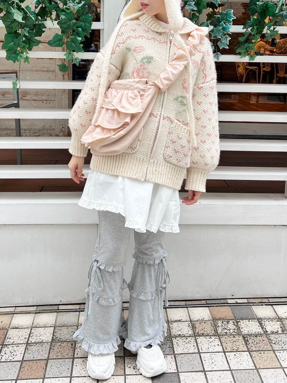 ピンク系のカーディガン/ボレロ、グレー系のスウェットパンツ、ピンク系のショルダーバッグを着用したレディースの秋コーディネートの3枚目の写真