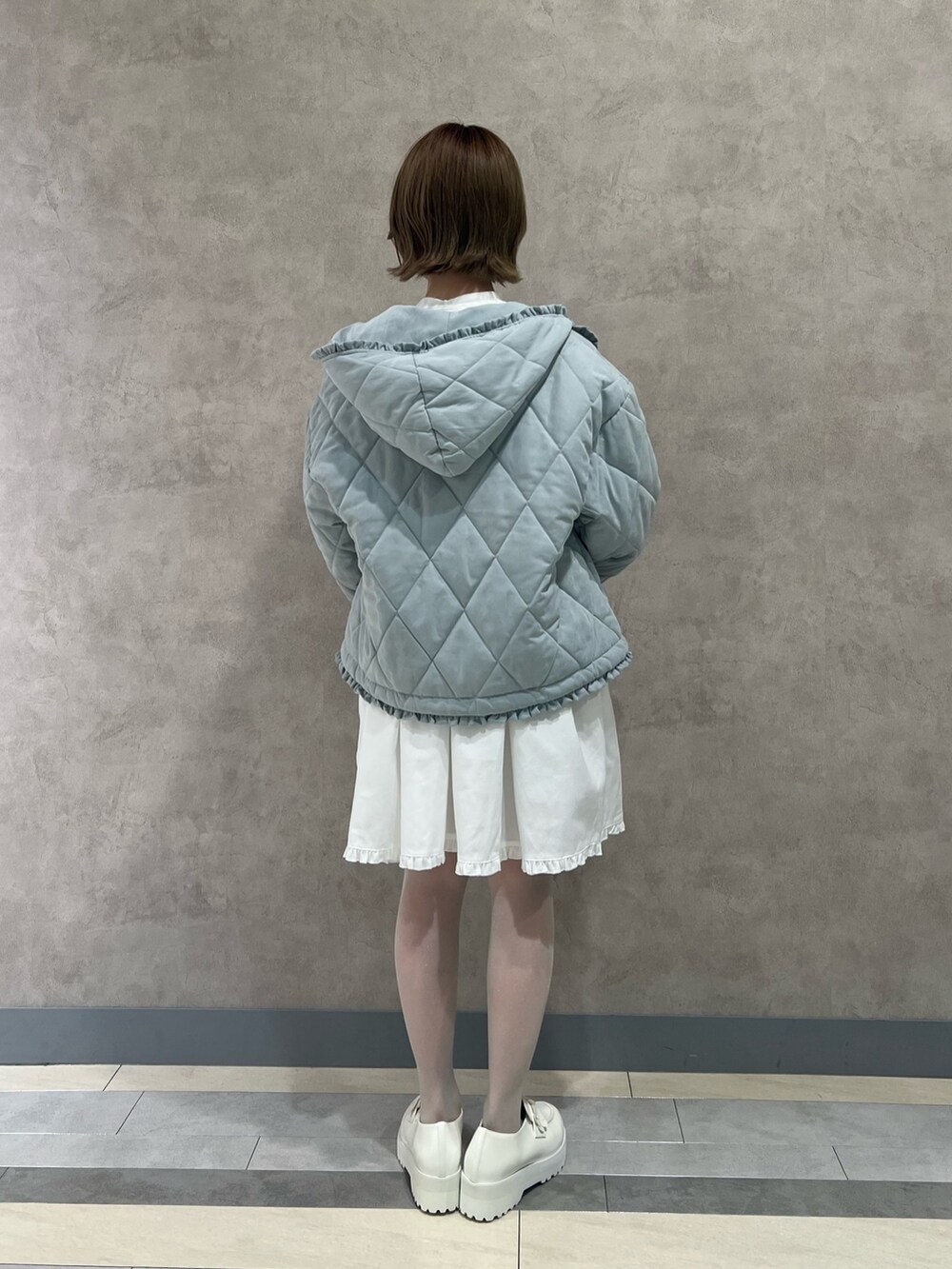 ブルー系のその他アウター、ホワイト系のワンピース、ホワイト系のローファーを着用したレディースの冬コーディネートの3枚目の写真