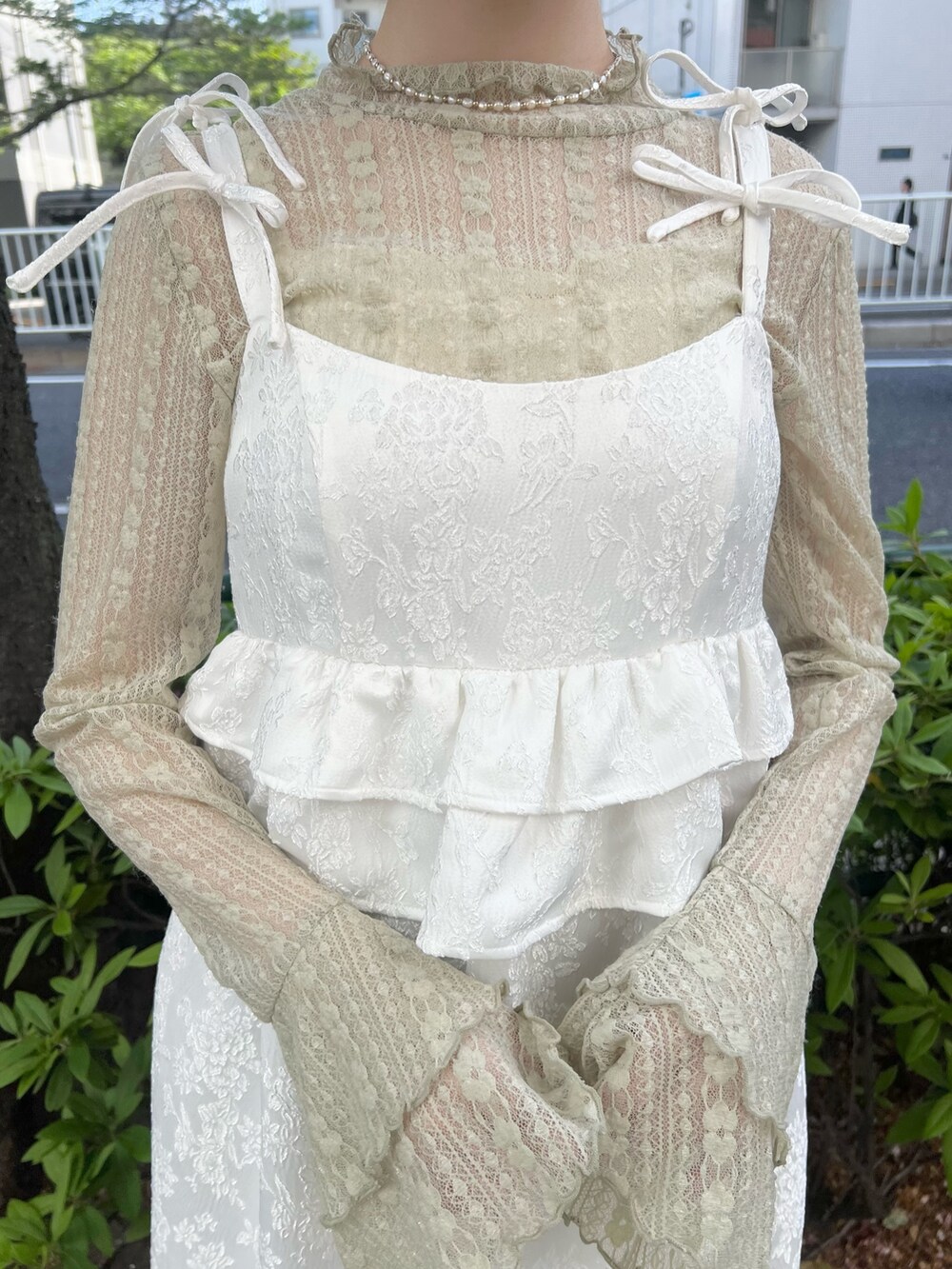 ホワイト系のワンピース、グリーン系のTシャツ/カットソー、ゴールド系のバレエシューズを着用したレディースの春コーディネートの5枚目の写真