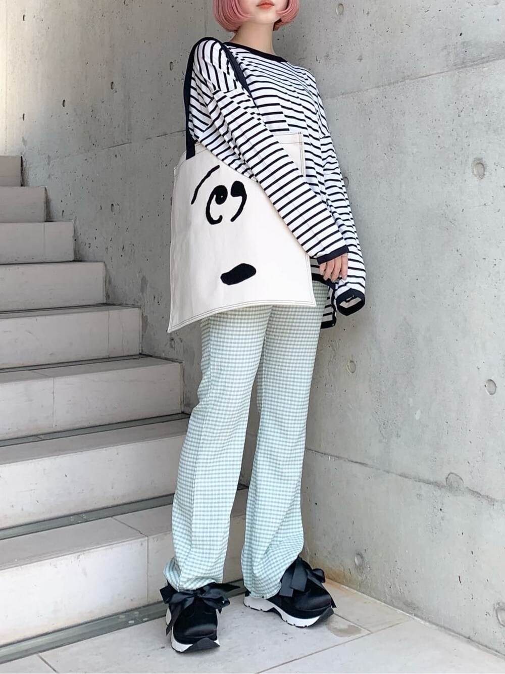 グリーン系のその他パンツ、ブラック系のスニーカー、ホワイト系のトートバッグを着用したレディースの春コーディネートの4枚目の写真