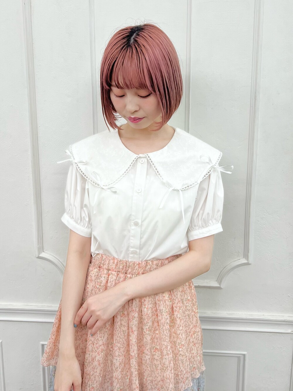 ホワイト系のシャツ/ブラウス、ピンク系のスカート、ホワイト系のスニーカーを着用したレディースの夏コーディネートの5枚目の写真