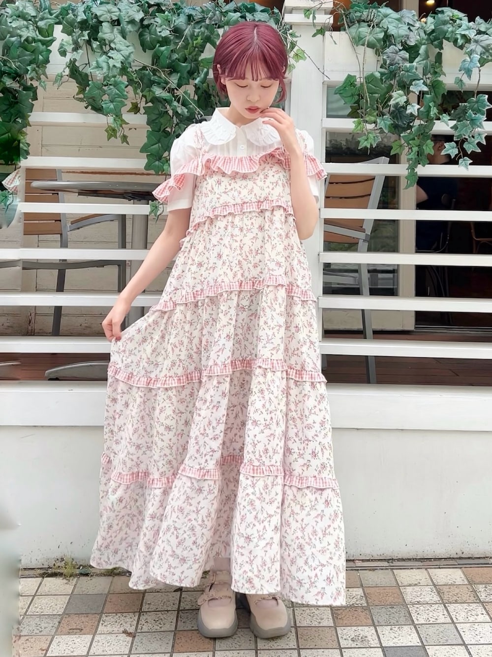 ホワイト系のシャツ/ブラウス、ピンク系のワンピース、ホワイト系のスニーカーを着用したレディースの春コーディネートの3枚目の写真