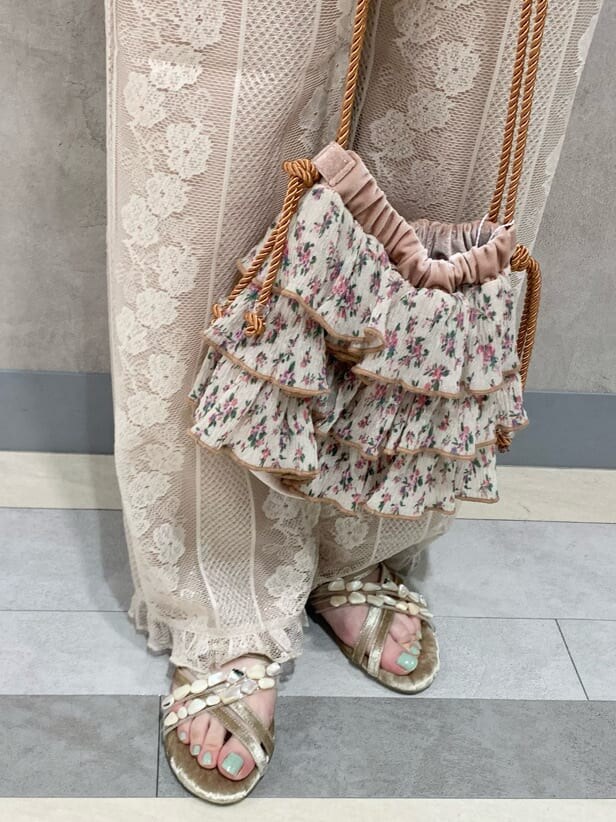 ホワイト系のその他パンツ、ベージュ系のサンダル、オレンジ系のハンドバッグを着用したレディースの夏コーディネートの4枚目の写真