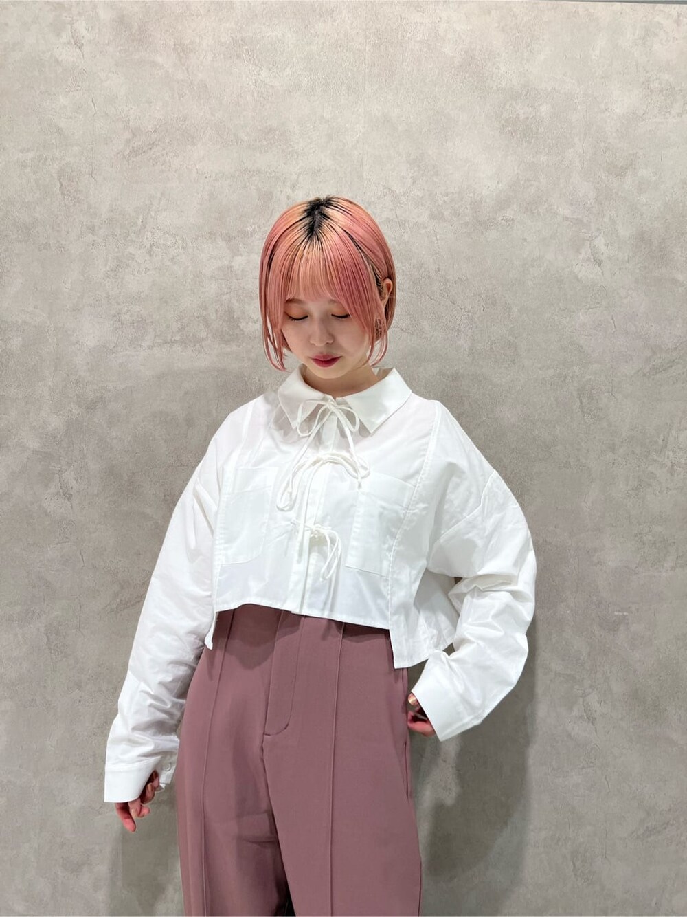 ホワイト系のシャツ/ブラウス、ピンク系のスラックス、ベージュ系のブーツを着用したレディースの秋コーディネートの7枚目の写真