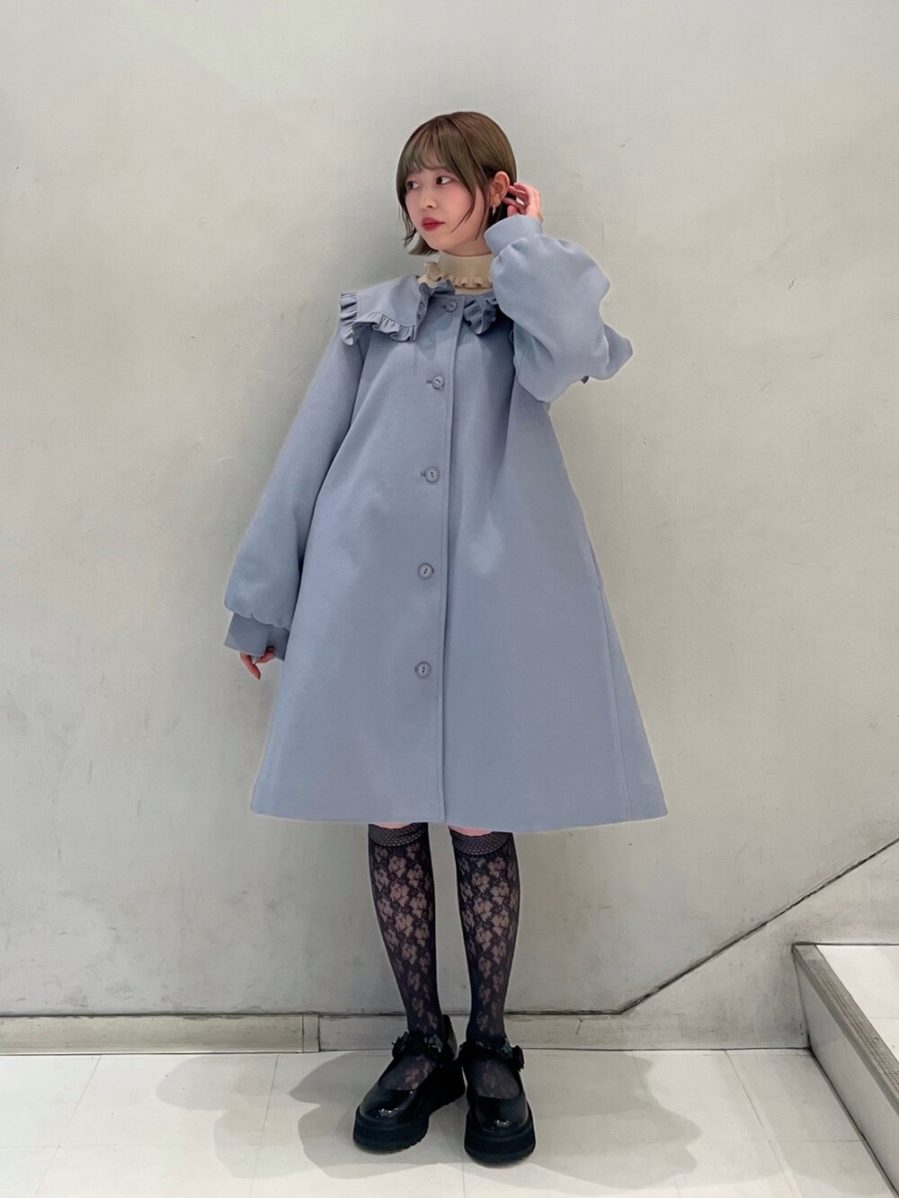 ブラック系のローファー、ブルー系のその他アウター、ホワイト系のニット/セーターを着用したレディースの冬コーディネートの4枚目の写真