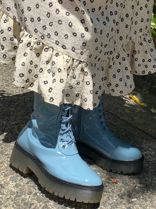 ホワイト系のハットを着用したレディースの夏コーディネートの6枚目の写真