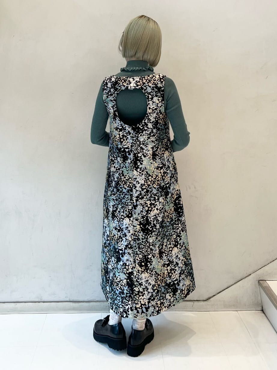 グリーン系のニット/セーター、ブラック系のワンピース、ブラック系のローファーを着用したレディースの秋コーディネートの4枚目の写真